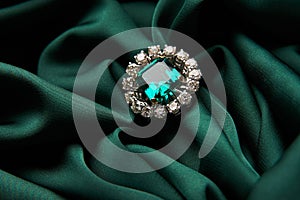 Verde esmeralda moda compromiso anillo de diamantes 