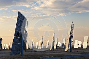 Zelený energie sluneční zrcadlo panely východ slunce 