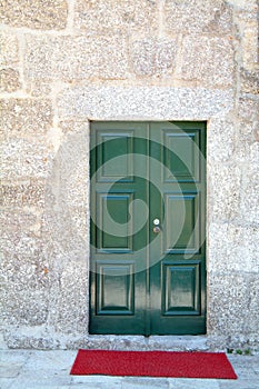 Zelený dvere a koberec 