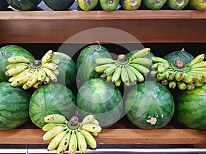 Green fruits of different shapes and sizes