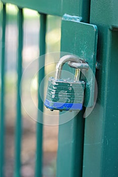 Verde puerta a azul día cerrar 