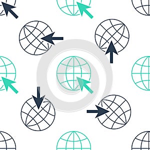 Green Go To Web icon isolated seamless pattern on white background. Globe and cursor. Website pictogram. World wide web