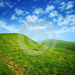 Verde colline un cielo blu nuvole 