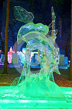 The green ice lamps in the park nightscape