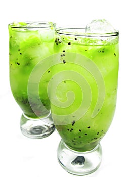 Green kiwi lemonade cocktails