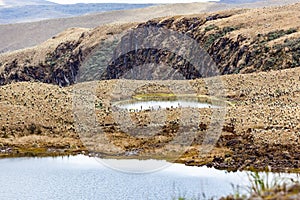 Verde lagunas sobre el pierna de volcán 