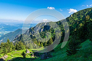 Zelená hora pokrytá lesem na pozadí modré oblohy. Malá Fatra slovensko