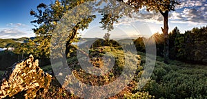 Zelená horská krajina se sluncem - panorama, Slovensko