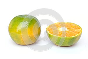 Verde naranjas rebanado sobre el blanco 