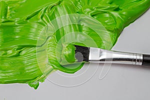 Verde colore un arte spazzola grasso brillante i colpi su bianco porridge 