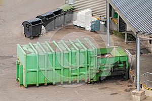 Green paper squeezer container and garabage press machine recycle cardboard to reusable materia