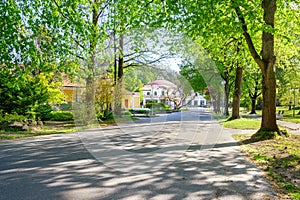 Zelený park s historickou budovou na kúpeľnom ostrove v Piešťanoch SLOVENSKO