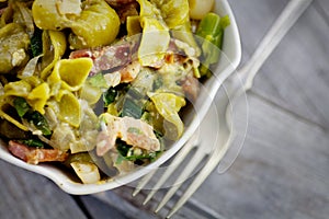 Green pasta with vegetables