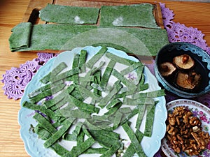 Green pasta with white nettle cooking