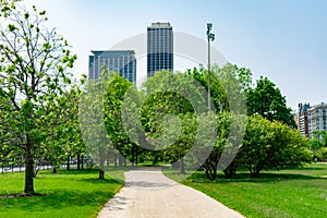 Green Path heading to Downtown in Lincoln Park Chicago