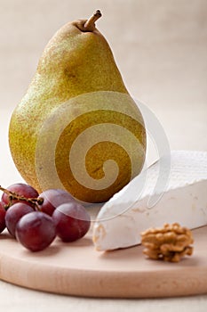 Green pear, cheese brie, walnut, grapes