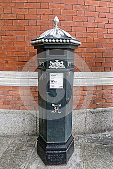 Green Penfold pillar box at Windsor and Eton Central Station