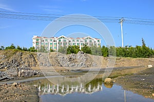 The green plants on the saline alkali land and the water reflect the scenery