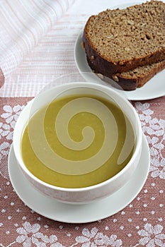 Green Pureed Soup and brown Bread