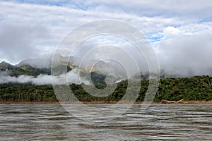 Verde foresta pluviale montagne nuvole amazzonia un fiume spartiacque Sud 