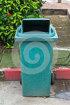 Green recycle garbage can