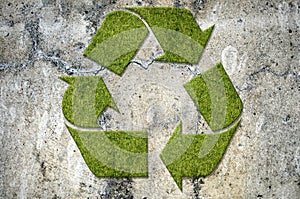 Green recycling sign on a concrete wall