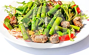 Green salad with asparagus and Italian Salsiccia