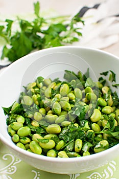 Green salad with edamame and parsley