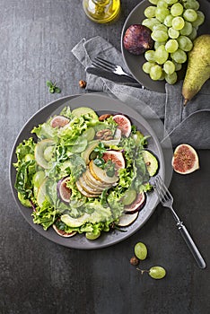 Green salad with fruit and nuts