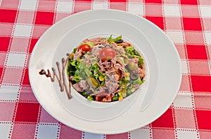 Green salad with tuna fish