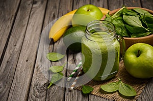 Verde mela, un spinaci sul di legno rurale 