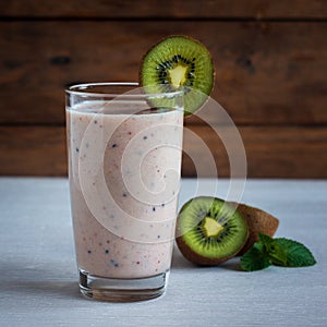 Green smoothie kiwi banana and strawberry, healthy eating, superfood