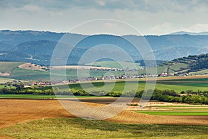 Zelené jarné kopce na Slovensku. Apríl slnečný vidiek