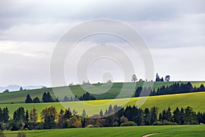 Zelené jarní kopce Slovenska. Květen venkov