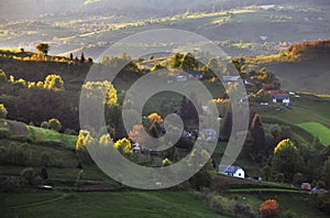 Zelené jarní venkovské kopcovité krajiny, Slovensko