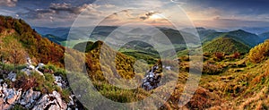 Zelená jar Slovensko horská prírodná krajina so slnkom a krížom