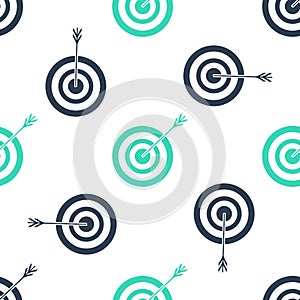 Green Target with arrow icon isolated seamless pattern on white background. Dart board sign. Archery board icon