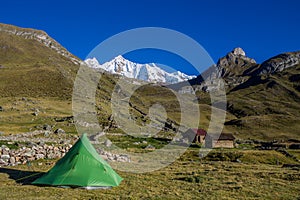 Verde una tenda vuoto campeggio sul inferiore da bellissimo la neve montagna 