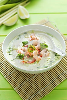 Green thai soup with prawns
