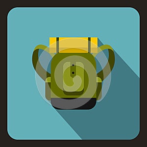 Green tourist backpack icon, flat style