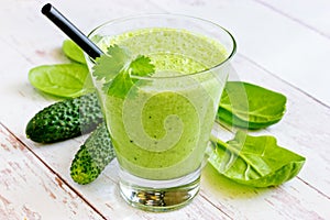 Green vitamin smoothie with spinach, cucumber and cilantro