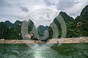 The green water of the mountainous area of Wanfeng Lake has become a beautiful small Three Gorges