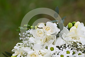 green and white wedding bouquet with gold wedding rings, close up, daisy and chrysanthemum in wedding bouquet, banner copy space