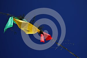 Verde a banderas en cielo azul fiesta de calles abajo en brasil 