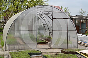 Greenhouse airing from cellular polycarbonate