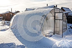 Greenhouse polycarbonate unit tunes snow