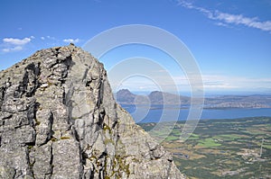 Grigio granito scogliere da Sette sorella montagne Norvegia isola un blu norvegese il mare 