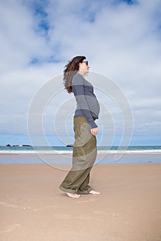 Grey jersey pregnant walking at beach