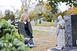 Afligido una mujer en cementerio 