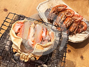 Gril crab brain famous food at tsukiji fish market in tokyo, japan